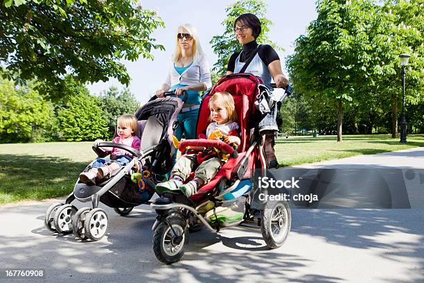 Photo libre de droit de Jeunes Mères Dans Un Parc À Leur Bébé banque d'images et plus d'images libres de droit de Mère - Mère, Poussette à trois roues, Landau - Poussette