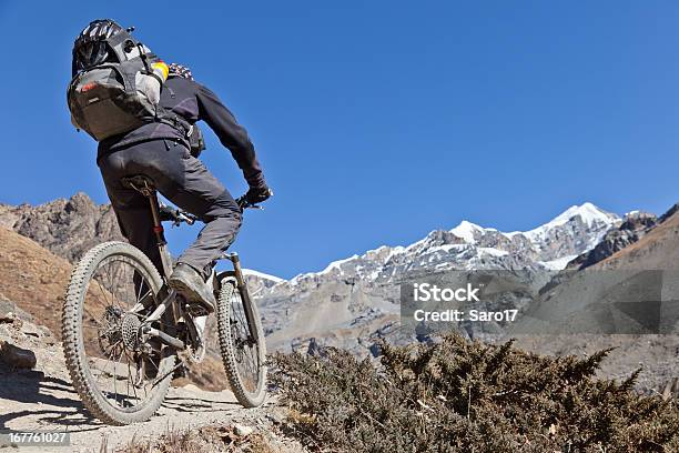 Thorung In Salita In Bicicletta Nepal - Fotografie stock e altre immagini di Acqua ghiacciata - Acqua ghiacciata, Adulto, Ambientazione esterna
