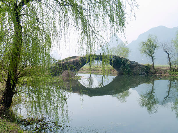 velha ponte arco de pedra - bridge beauty in nature travel destinations yangshuo - fotografias e filmes do acervo