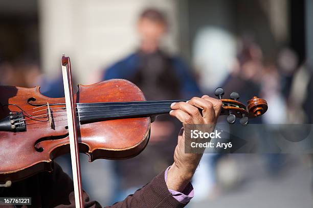 Azione Violinista Musicista Ambulante - Fotografie stock e altre immagini di Musicista ambulante - Musicista ambulante, Violino, Adulto