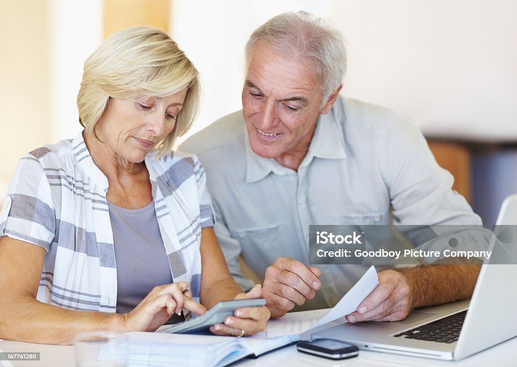 Пожилая пара счастливый об их бюджета - Стоковые фото 50-59 лет роялти-фри