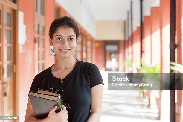 Jovem Asiático Feminino Estudante - Fotografias de stock e mais imagens de Índia - Índia, Aluno da Universidade, Cultura Indiana