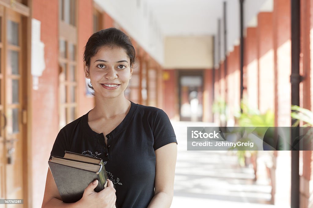 Молодая индийская женщина Студент университета - Стоковые фото Индия роялти-фри