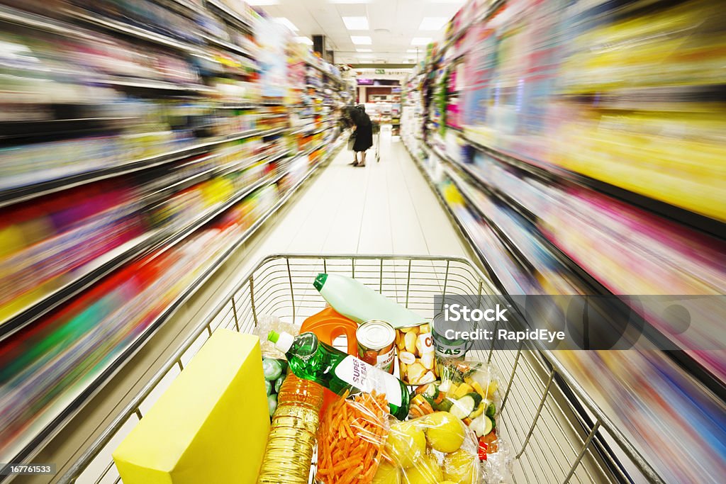 Multicolored desenfoque vetas mostrar la velocidad de las carreras de la cesta de compras - Foto de stock de Carrito de la compra libre de derechos