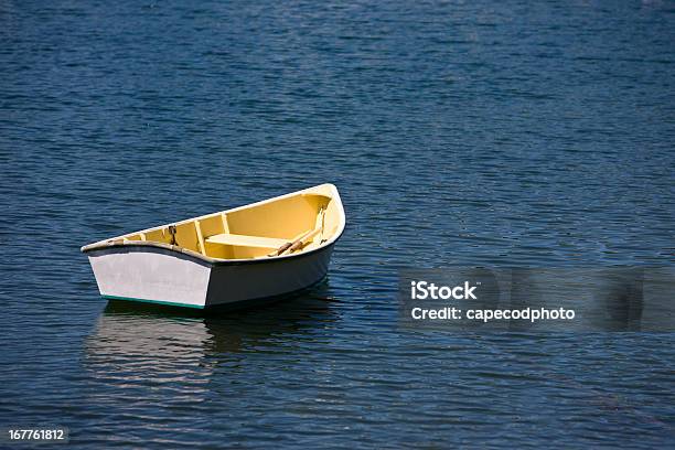 Barco Lone Foto de stock y más banco de imágenes de Agua - Agua, Amarillo - Color, Azul