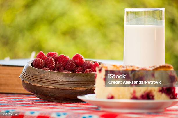 Frische Himbeeren Stockfoto und mehr Bilder von Alt - Alt, Bildhintergrund, Buch