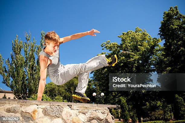 Parkour Element Stockfoto und mehr Bilder von Aktivitäten und Sport - Aktivitäten und Sport, Arme hoch, Athlet
