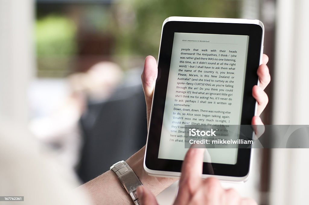 a ler eBook sobre um tablet digital - Royalty-free Leitor de livros eletrónicos Foto de stock