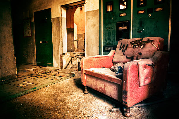poltrona in un edificio in rovina - burnt furniture chair old foto e immagini stock