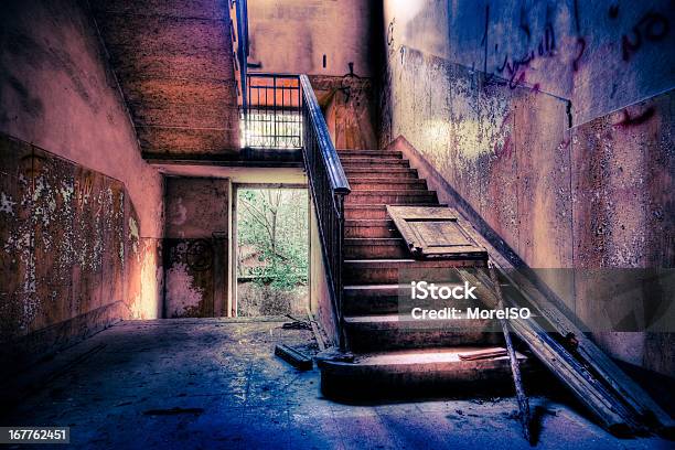 Escalera Hacia El Infierno Abandonado Arruinado Interior De La Casa Foto de stock y más banco de imágenes de Abandonado