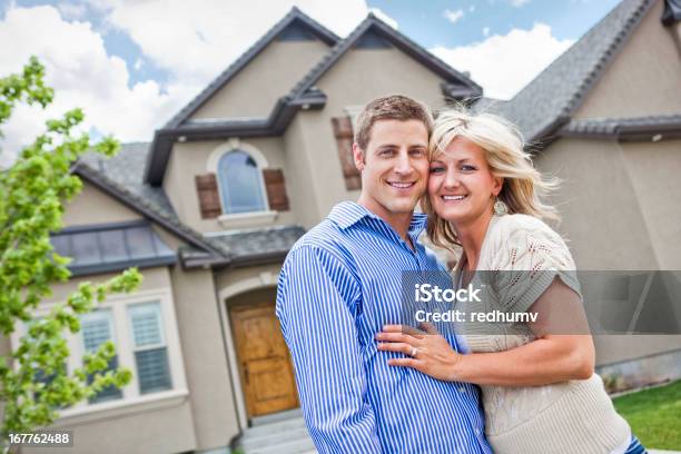 Photo libre de droit de Heureux Propriétaires Sélectionnés banque d'images et plus d'images libres de droit de Maison - Maison, Neuf, Prise de vue en extérieur