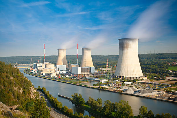 centrale nucleare esposizione lunga - tihange foto e immagini stock