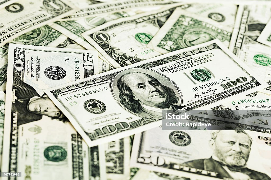 100 US-Dollar Schein tops Ein Haufen Geld - Lizenzfrei 1-Dollar-Schein Stock-Foto