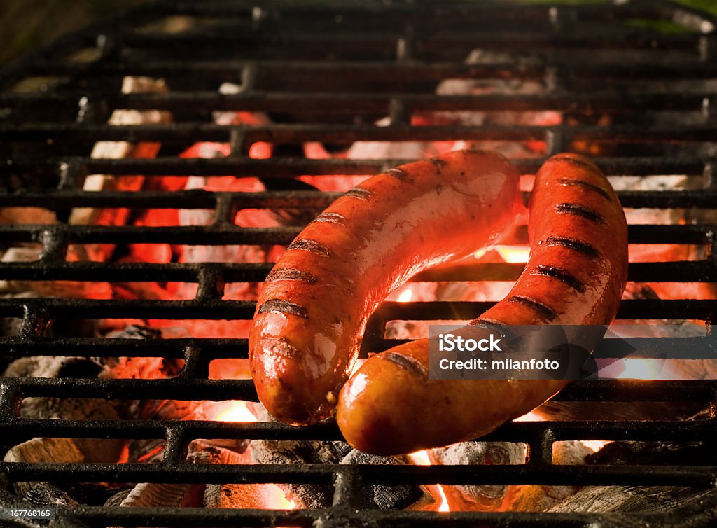 bratwursts a la parrilla - Foto de stock de Parrillera libre de derechos