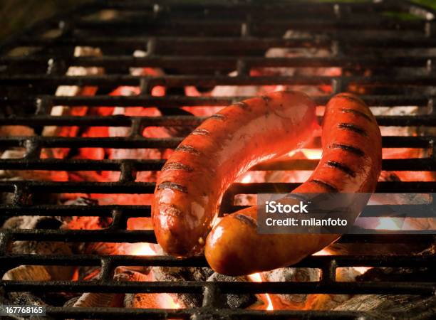 Bratwursts A La Parrilla Foto de stock y más banco de imágenes de Parrillera - Parrillera, Salchicha, Aire libre