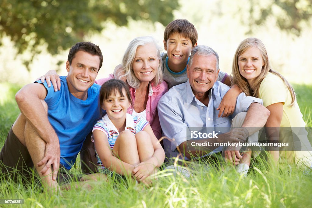 Geração de três família relaxante no Verão de Campo - Royalty-free Família de várias gerações Foto de stock
