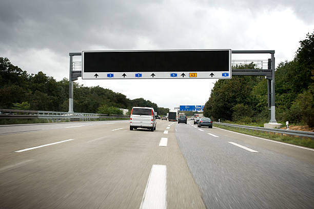 traffic information system auf deutsche autobahn a3 - overhead gantry sign stock-fotos und bilder