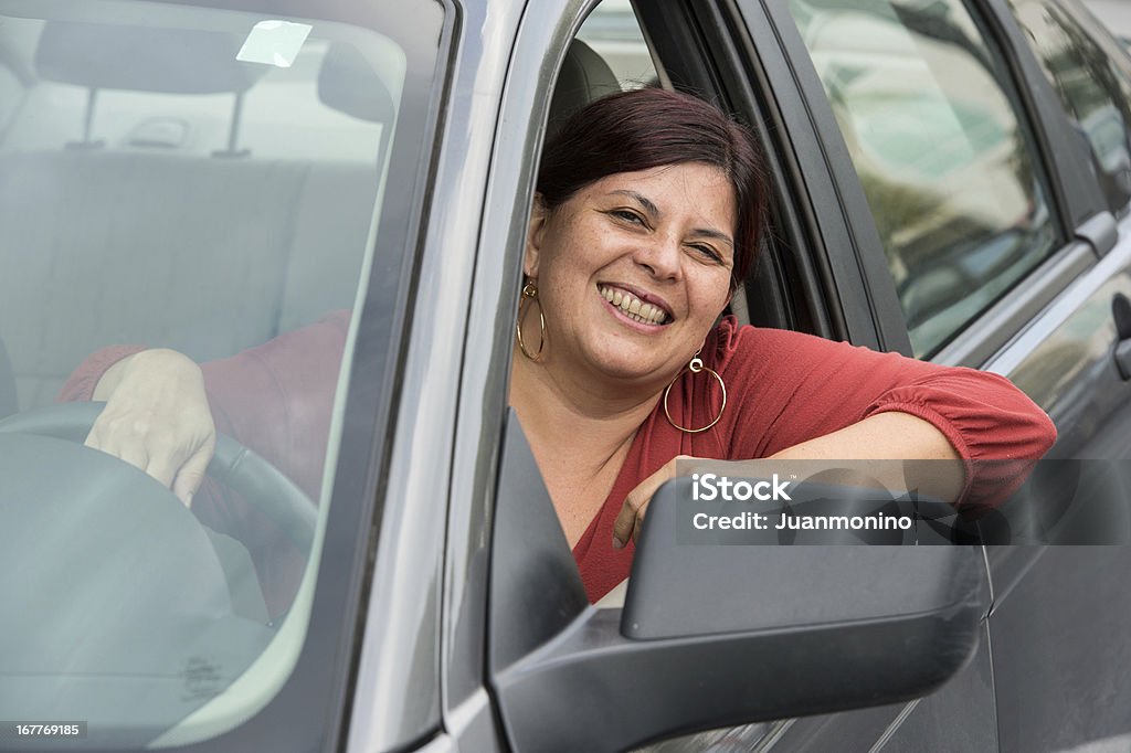 Mujer hispana maduros para llegar en automóvil - Foto de stock de Mujeres libre de derechos