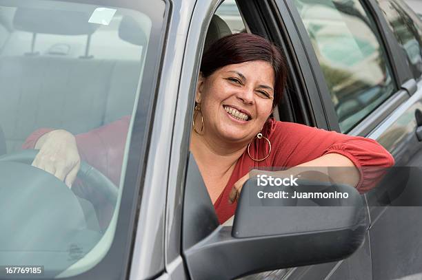 Mujer Hispana Maduros Para Llegar En Automóvil Foto de stock y más banco de imágenes de Mujeres - Mujeres, 50-54 años, Coche