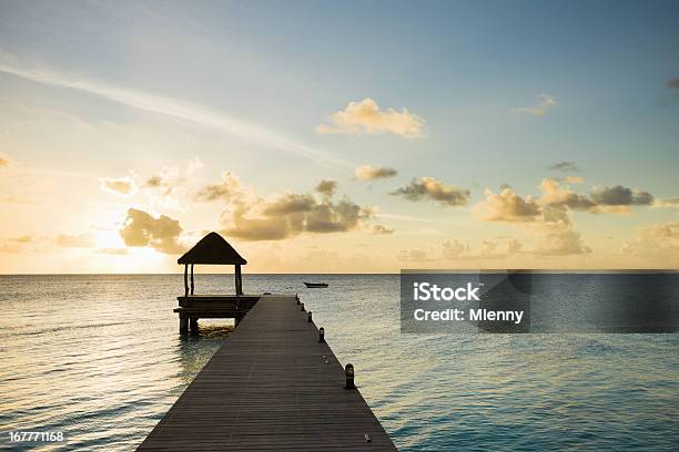 Fakarava Polinezja Francuska South Pacific Zachód Słońca Na Samotny Pomost - zdjęcia stockowe i więcej obrazów Chmura