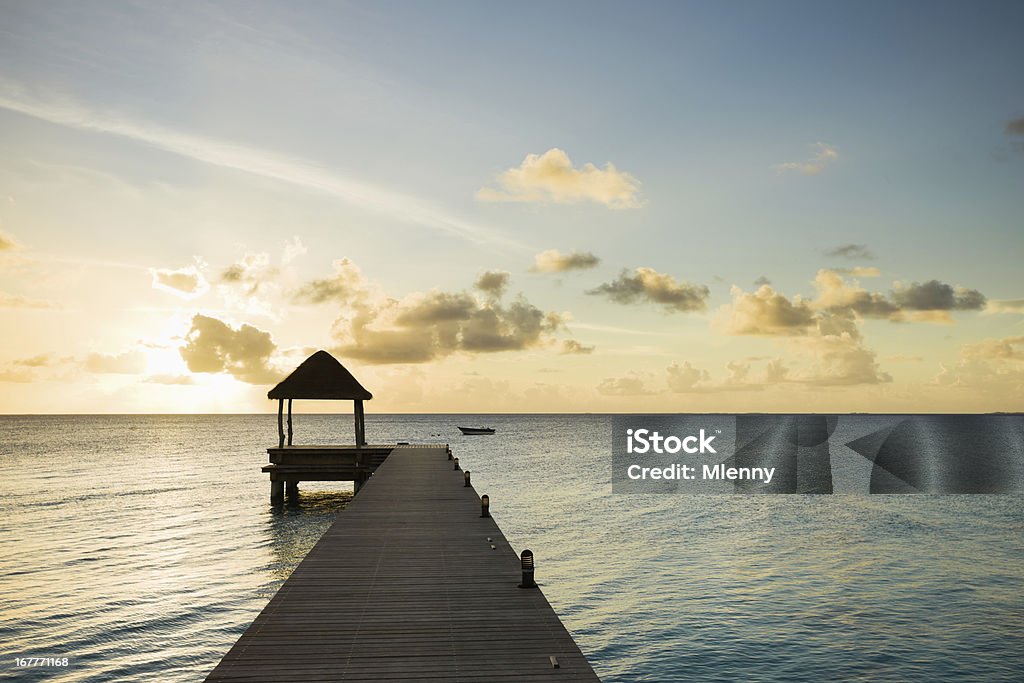 Fakarava Polinésia Francesa, o Pacífico Sul e o pôr do sol no cais solitário - Foto de stock de Arquipélago de Tuamotu royalty-free