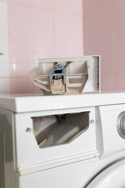 compartiment de distributeur de machine à laver vertical avec moisissure noire, sale, corrosion et calcaire sur le corps de la machine à laver - mold sink dirty mildew photos et images de collection