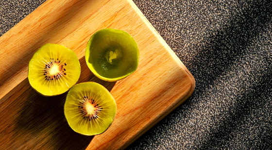 Kiwi fruit and cake