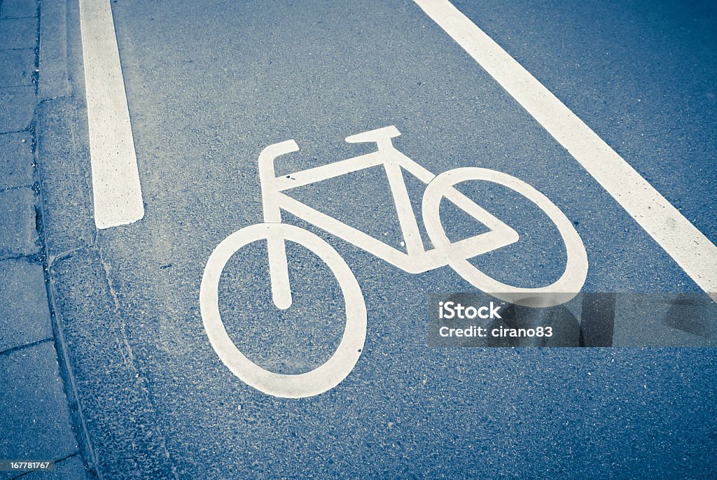 Fahrrad-Schild auf dem Asphalt In einer niederländischen Street - Lizenzfrei Alt Stock-Foto