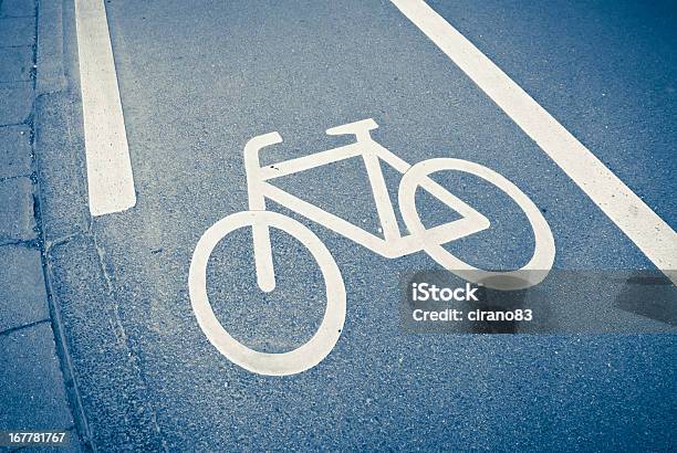 Fahrradschild Auf Dem Asphalt In Einer Niederländischen Street Stockfoto und mehr Bilder von Alt