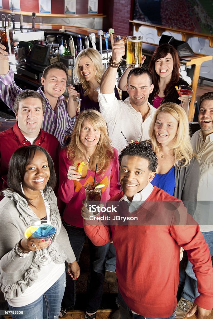 Gente: Grupo de adultos Saludos celebración en el Bar Encuadre completo - Foto de stock de 30-39 años libre de derechos