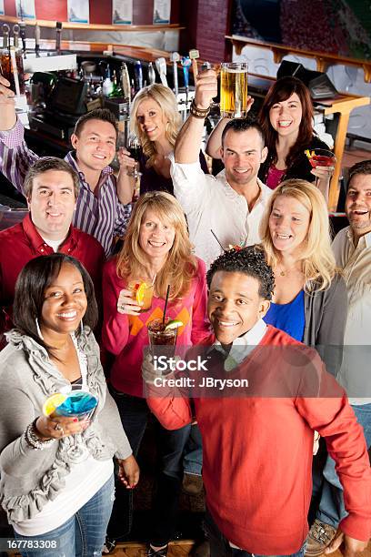 Gente Grupo De Adultos Saludos Celebración En El Bar Encuadre Completo Foto de stock y más banco de imágenes de 30-39 años
