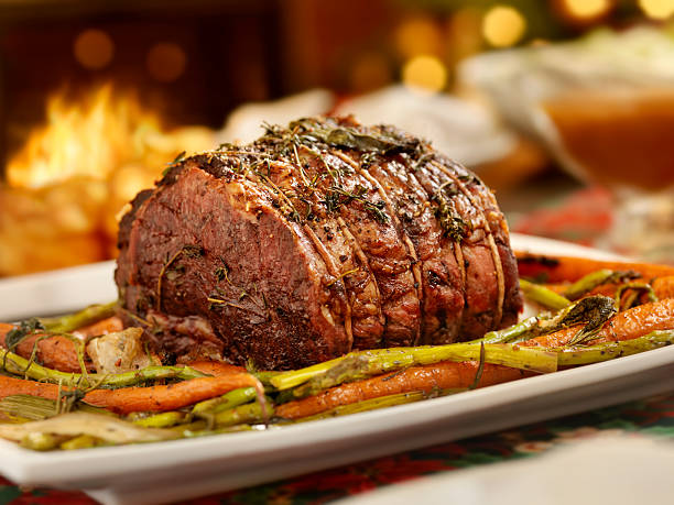 rosbife jantar de natal - roast beef roasted spit roasted roasted prime rib - fotografias e filmes do acervo