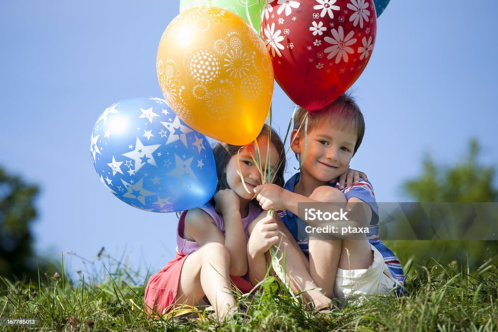 Дети с baloons - Стоковые фото 4-5 лет роялти-фри