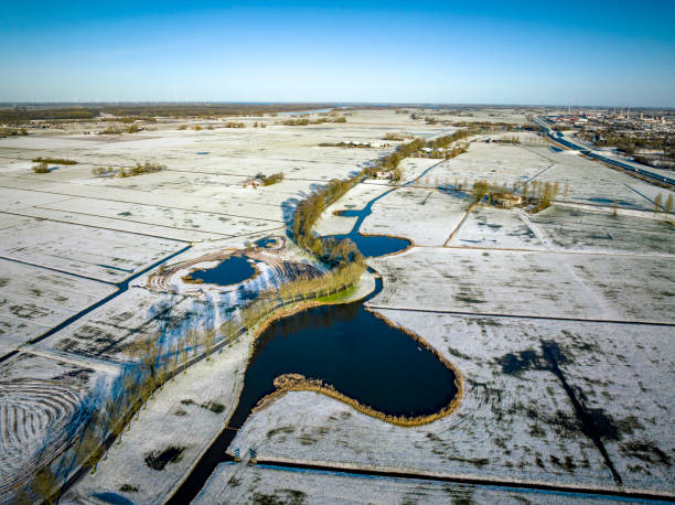 paisaje rural de invierno en el antiguo dique zuiderzee en kampen después de una tormenta de nieve en un día frío visto desde arriba - netherlands dyke polder aerial view fotografías e imágenes de stock