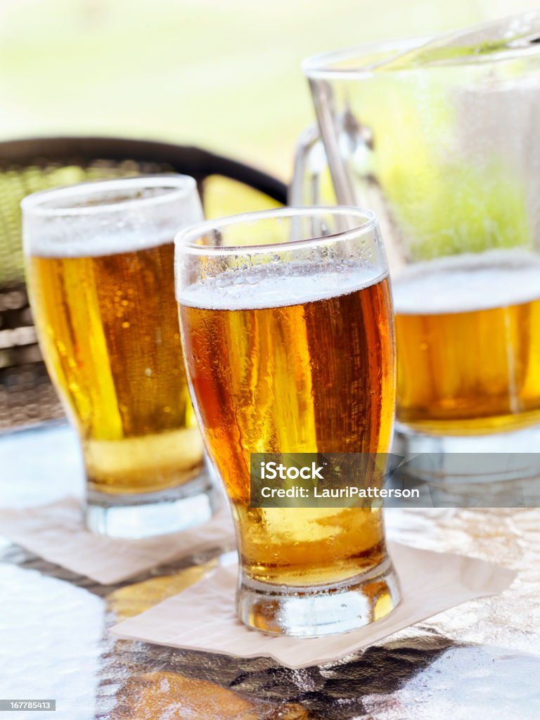 Pintes de bière sur un Patio extérieur - Photo de Bière libre de droits