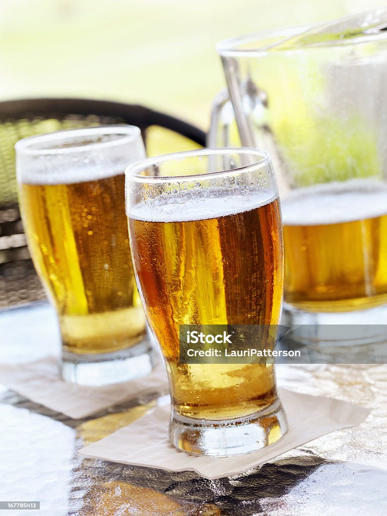 Litro de cerveja em um pátio ao ar livre - Foto de stock de Cerveja royalty-free