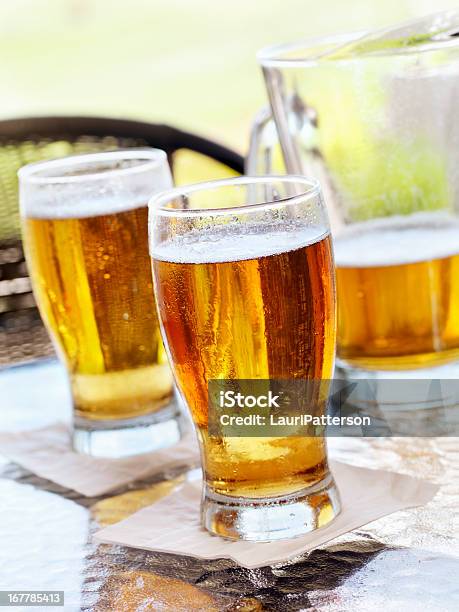 Foto de Litro De Cerveja Em Um Pátio Ao Ar Livre e mais fotos de stock de Cerveja - Cerveja, Copo, Coquetel
