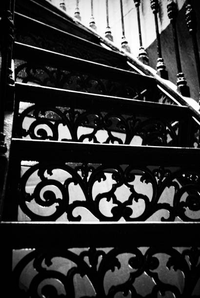 istock Escalera de hierro forjado 1677862684