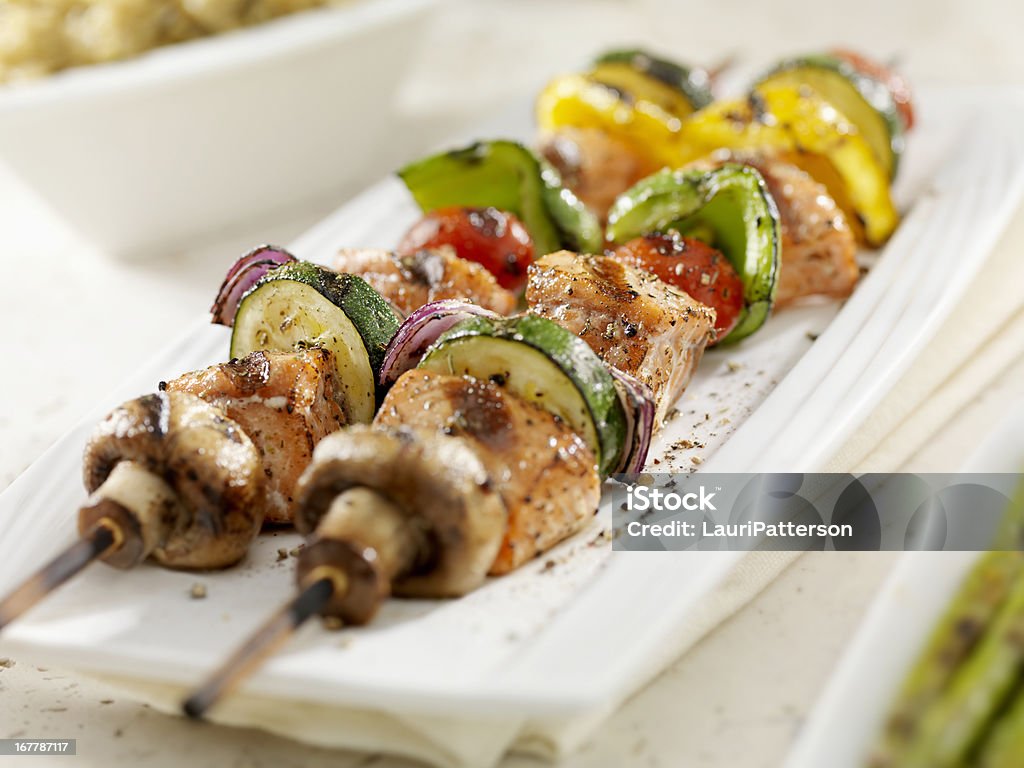 Espetinhos de legumes e salmão ao molho de churrasco - Foto de stock de Espeto royalty-free