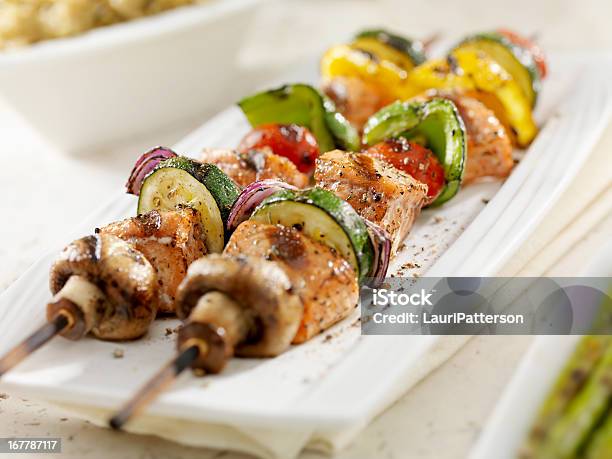 Foto de Espetinhos De Legumes E Salmão Ao Molho De Churrasco e mais fotos de stock de Espeto