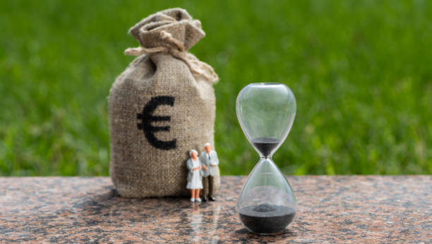 koncepcyjna opowieść o oszczędzaniu emerytalnym w unii europejskiej - retirement pension hourglass concepts zdjęcia i obrazy z banku zdjęć