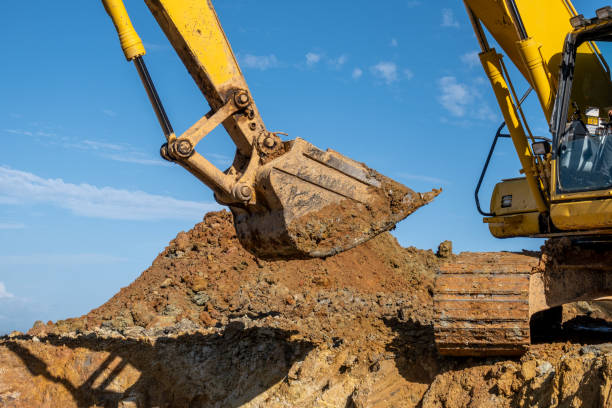 экскаватор копает землю - construction worker earth mover truck quarry стоковые фото и изображения