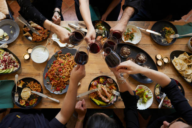 mesa de la cena desde arriba - restaurante fotografías e imágenes de stock