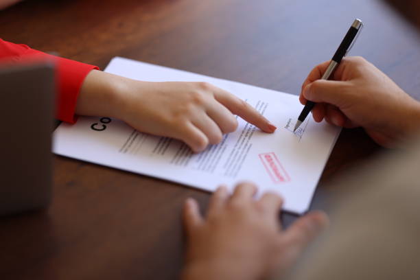 firma la casa del contrato - real estate mortgage document key contract fotografías e imágenes de stock
