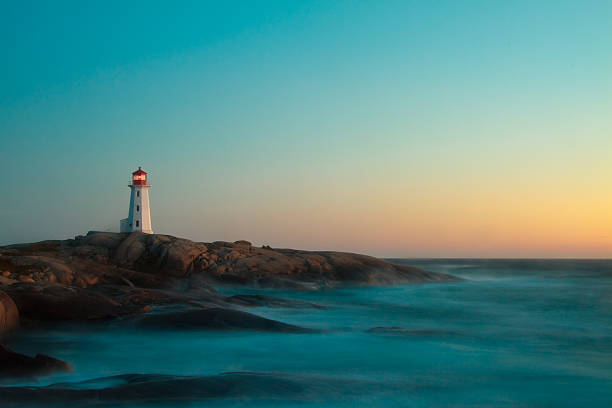 маяк peggy's cove длительная выдержка - rock lighthouse nautical vessel nature стоковые фото и изображения