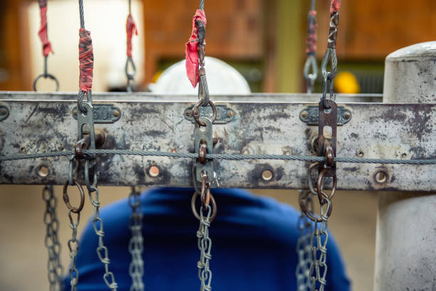 detalhe em close-up, veja a velha fileira de cadeado enferrujado no salão da sala de roupas do mineiro contra a mina de minério abandonada rammelsberg, goslar, harz, alemanha. desemprego e contexto de recessão na indústria - rust rusty old rotting - fotografias e filmes do acervo