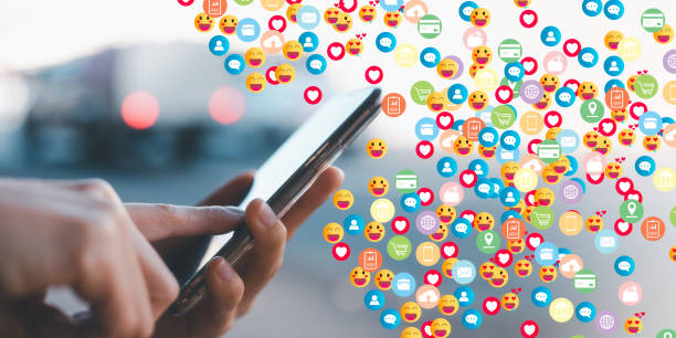 style de vie travail shopping marketing numérique en ligne commerce concept de vente. femme utiliser un smartphone pour les paiements achats en ligne et icône virtuelle glob connexion réseau sur hologramme écran virtuel - marketing des médias sociaux photos et images de collection