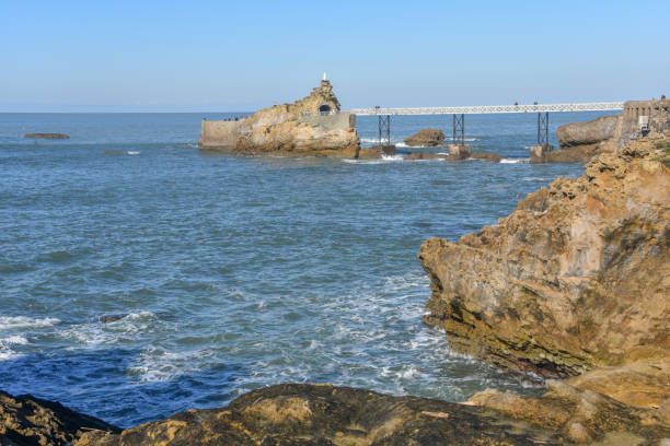 rocher de la vierge et port vieux, biarritz - rocher de la vierge photos et images de collection