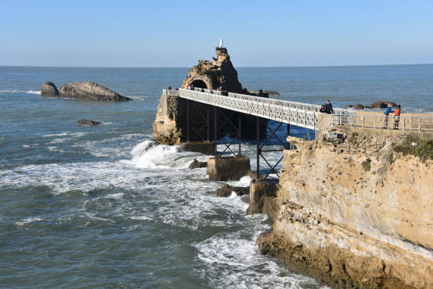 rocher de la vierge (virgin rock), e o port vieux, biarritz - rocher de la vierge - fotografias e filmes do acervo