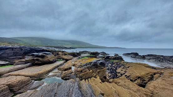 Rocks, coves, foaming sea and green sheer slopes: the most spectacular cliffs in Kerry.